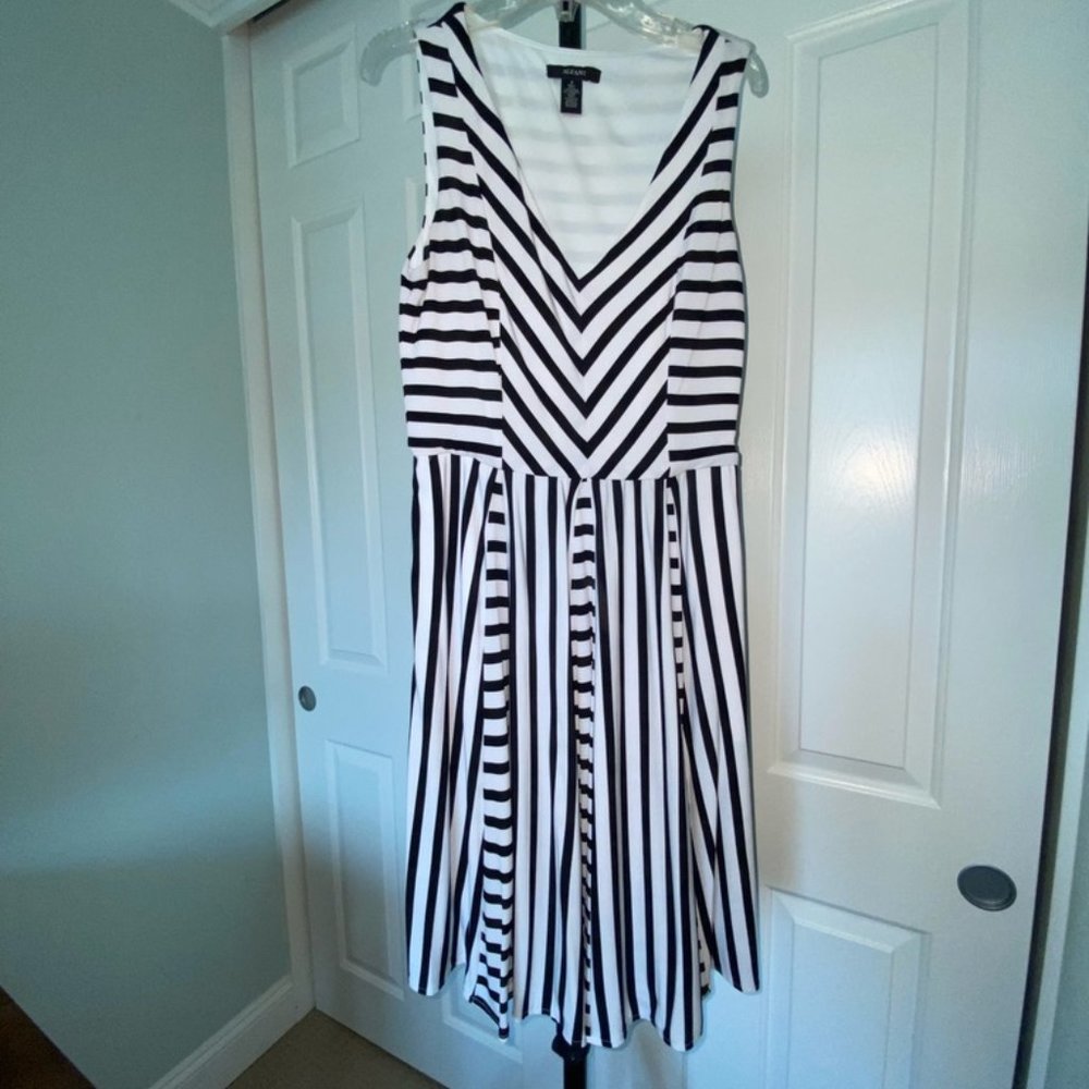 Alfani Size 4 Black and White Sleeveless V-neck multi-striped dress